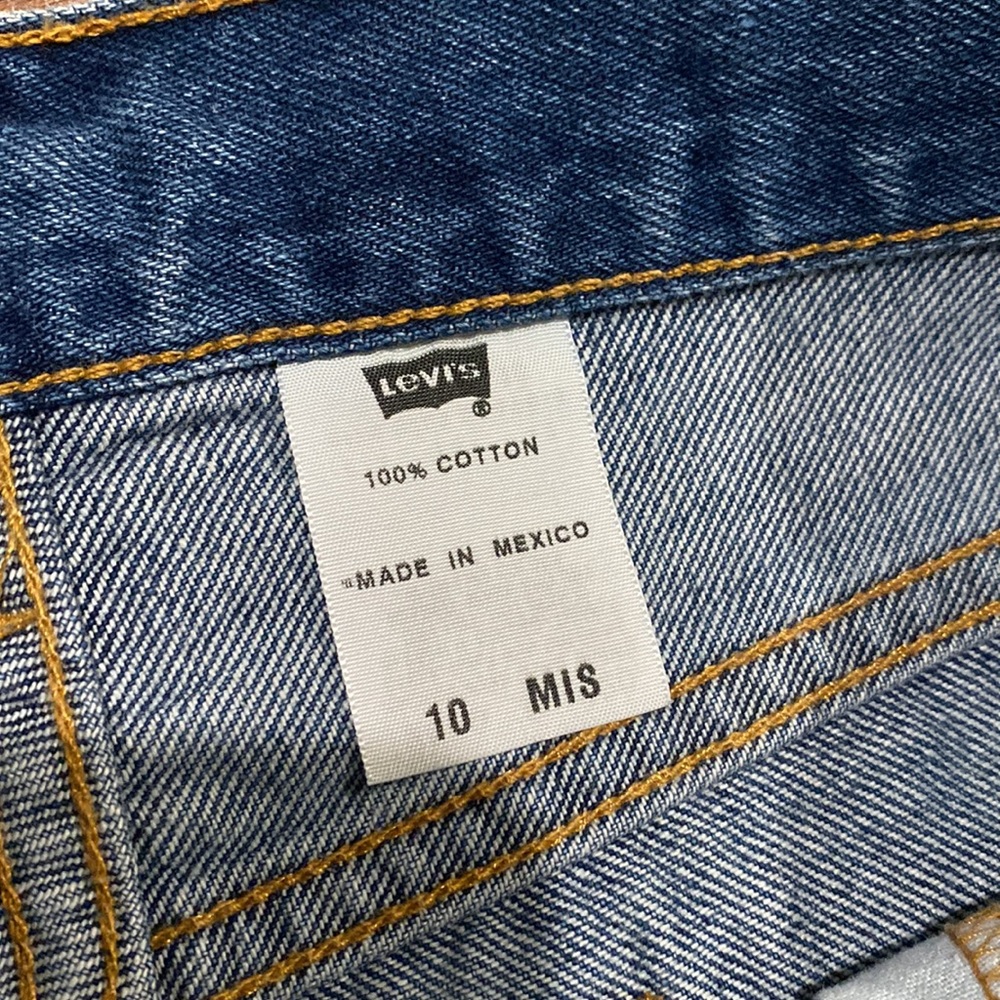 Size 10 Missy Levi’s Jean Shorts - Picture 4 of 4